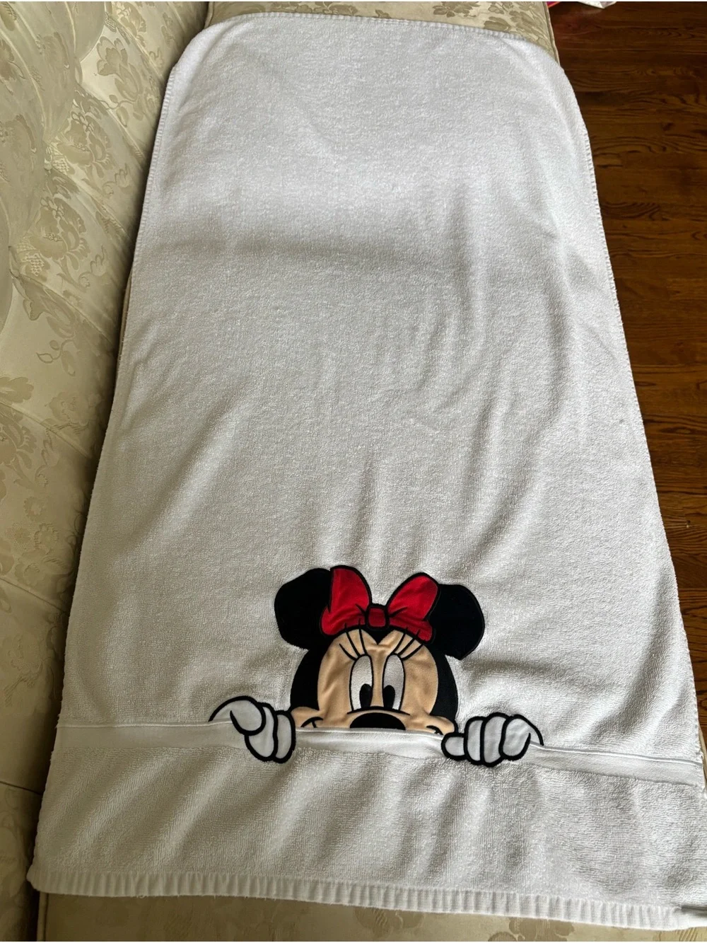 Vintage Embroidered Minnie Mouse Bath Towel Walt Disney Disneyland Resort 48”x24